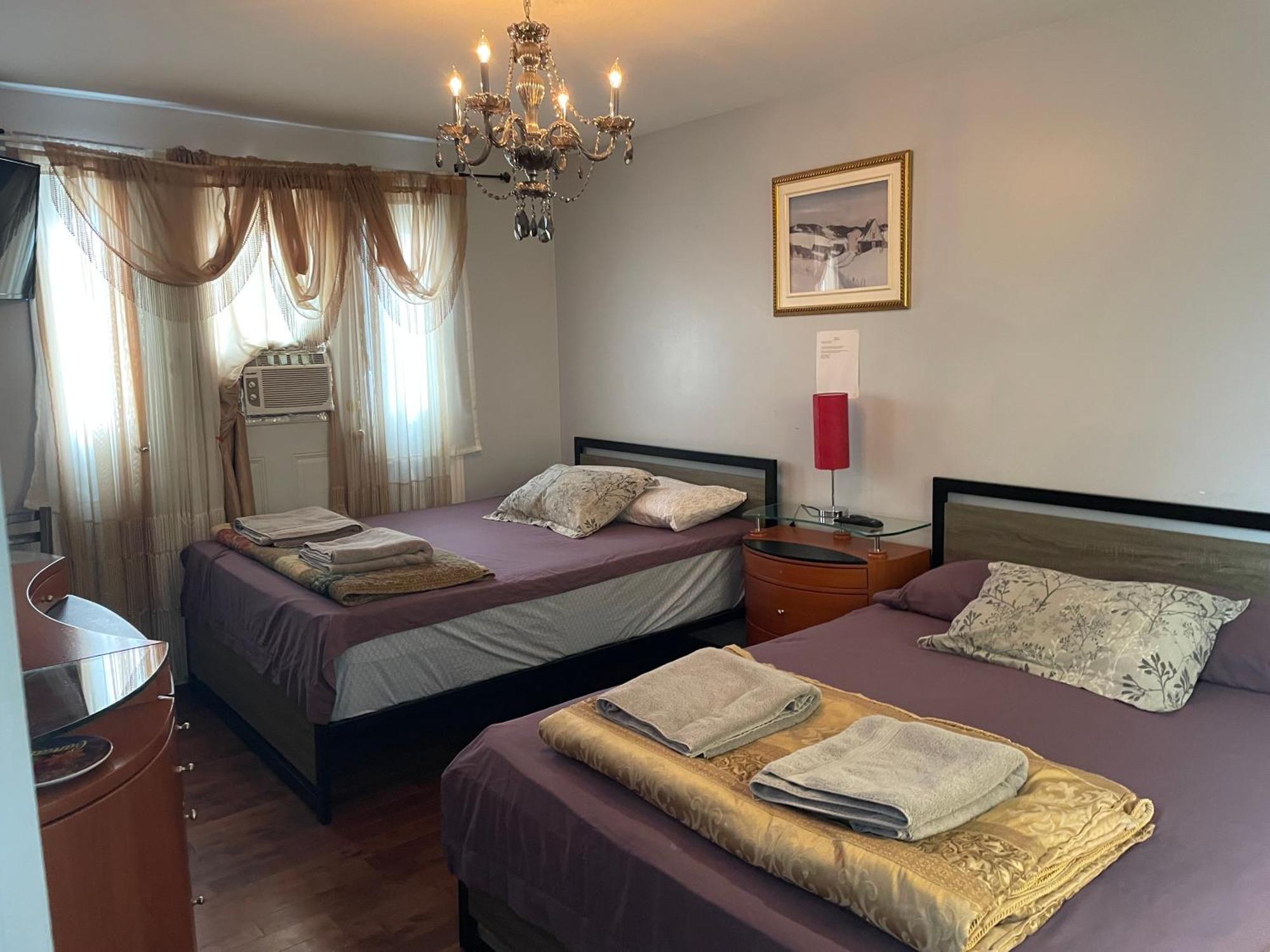 Self Service Small Breakfast, 2 Double Beds Private Room مونتريال المظهر الخارجي الصورة