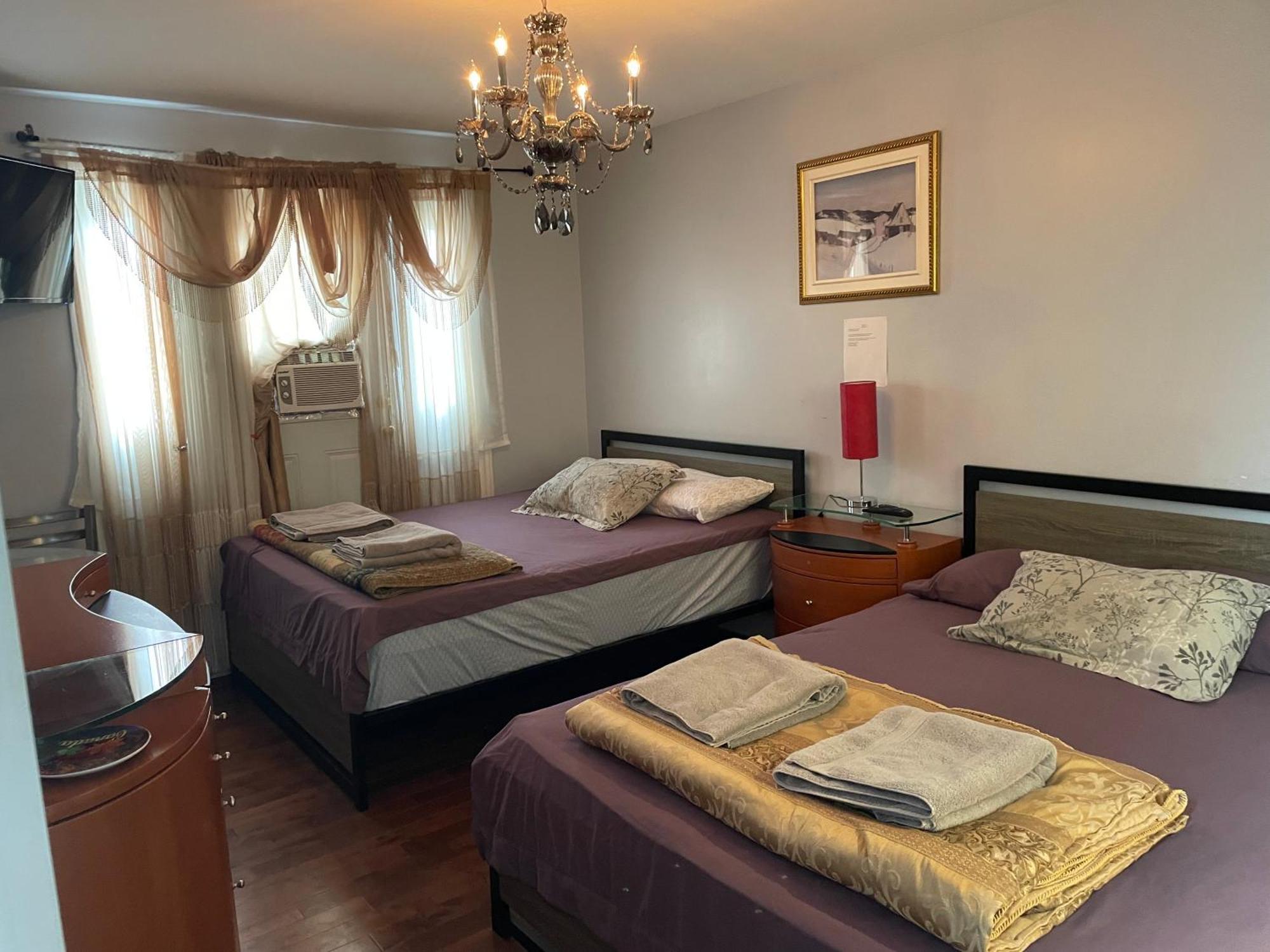 Self Service Small Breakfast, 2 Double Beds Private Room مونتريال المظهر الخارجي الصورة